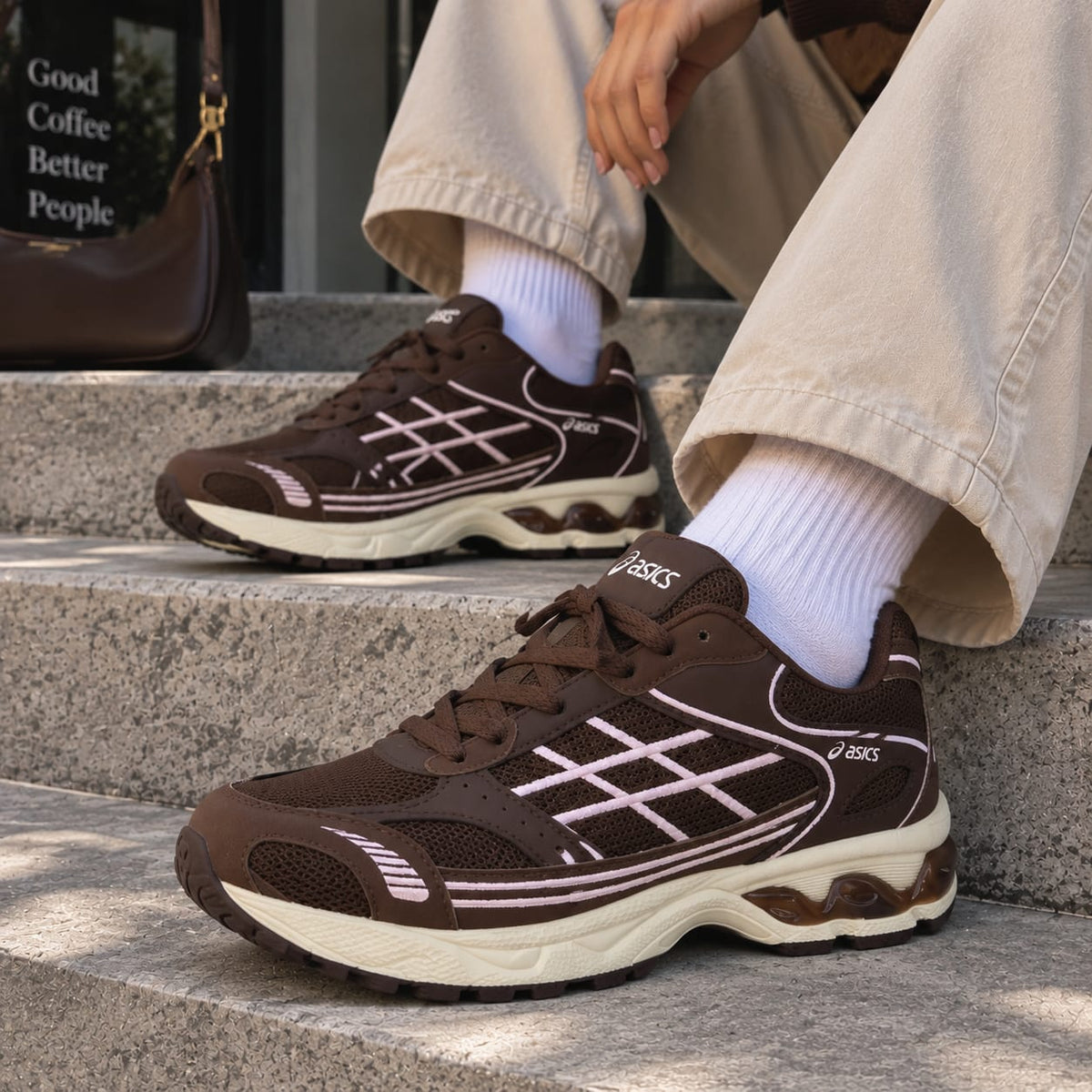Asics castanho