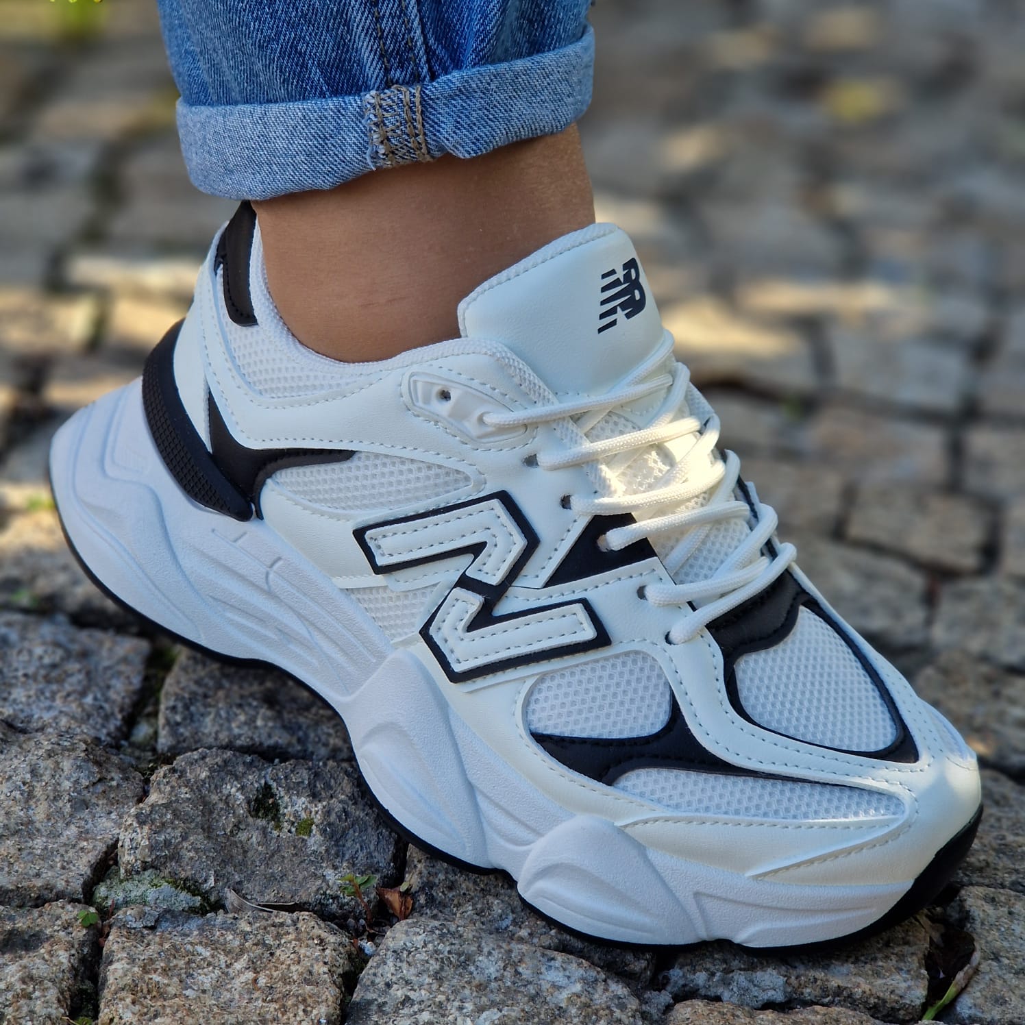 nb 2 branco preto