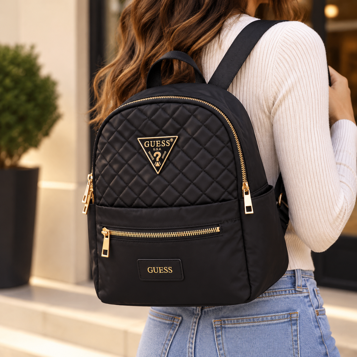 Mochila Guess triangulo 23