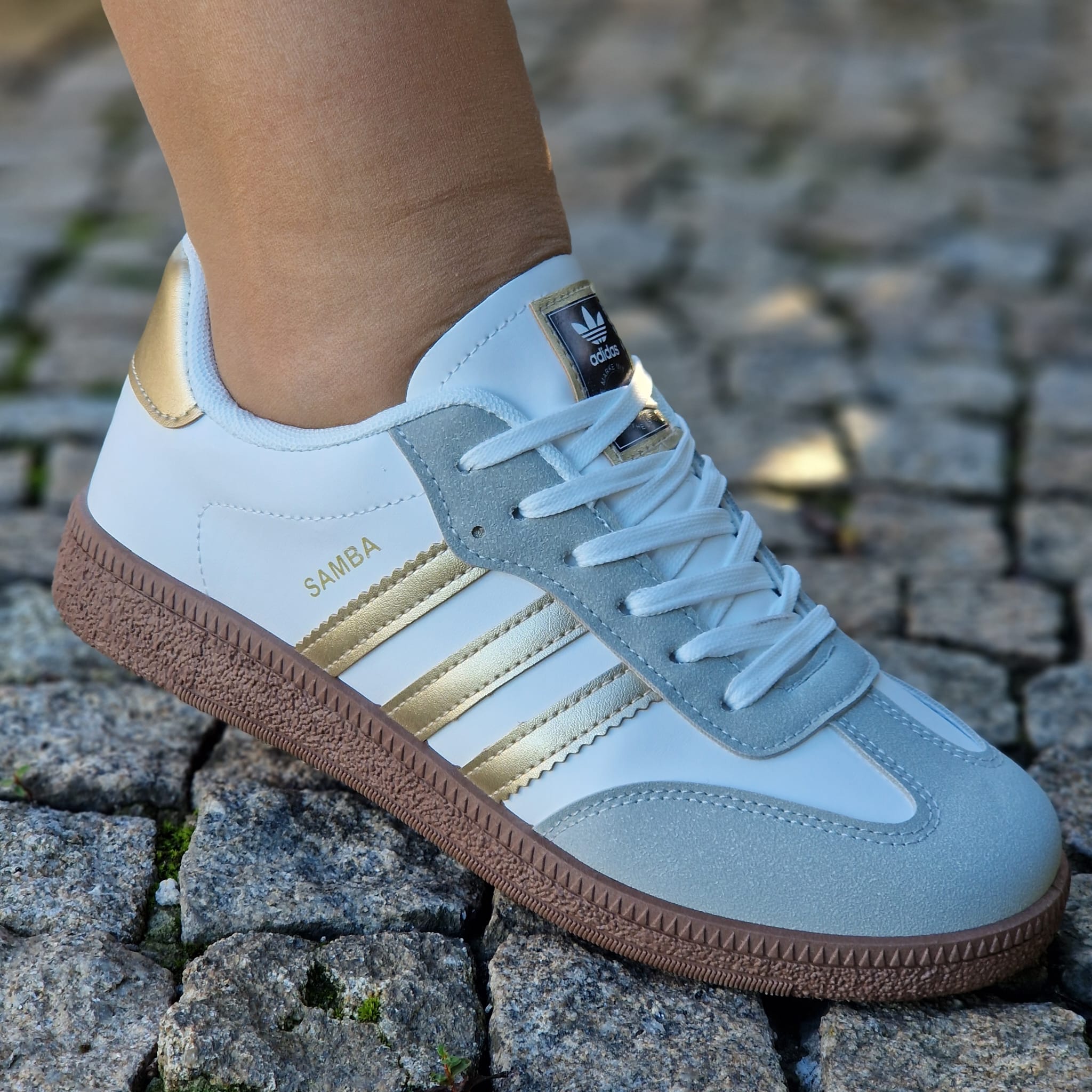 AD  602 branco dourado
